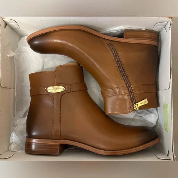 NIB MICHAEL Michael Kors Finley Luggage Flat Bootie Ankle Boots 8.5 - Picture 9 of 14